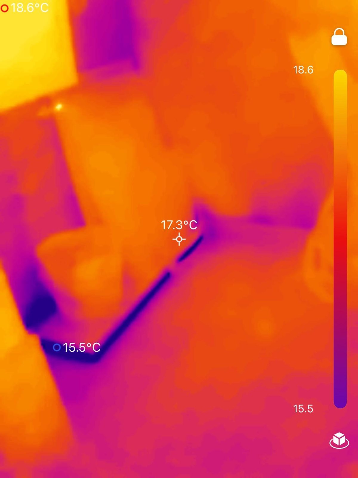 Thermal image showing a cooler, darker band along a wall and floor junction, possibly indicating moisture.